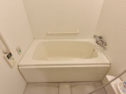 白い浴槽と手すり