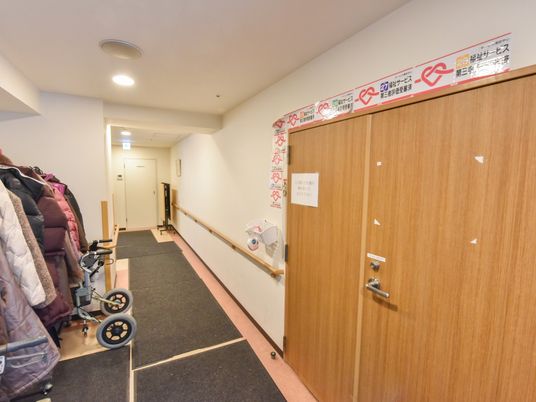 廊下の手すりと扉
