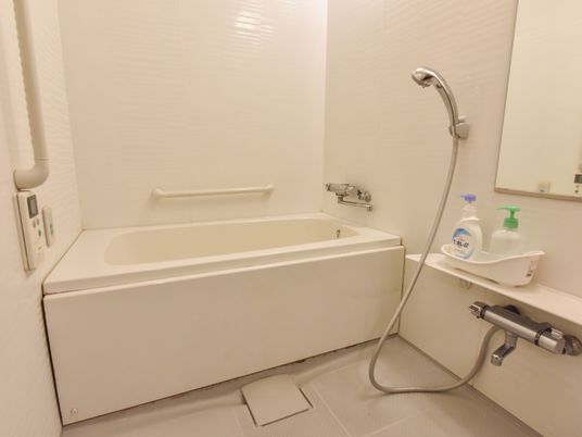 清潔で、明るい浴室である。手すりや呼び出しブザーが設置されている。安心して入浴をお楽しみいただける。