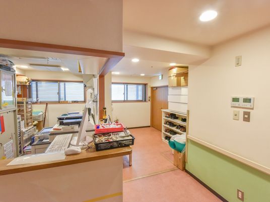 明るいレセプションカウンター