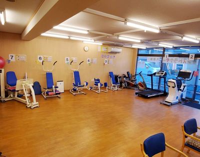 運動機器が揃うトレーニング室