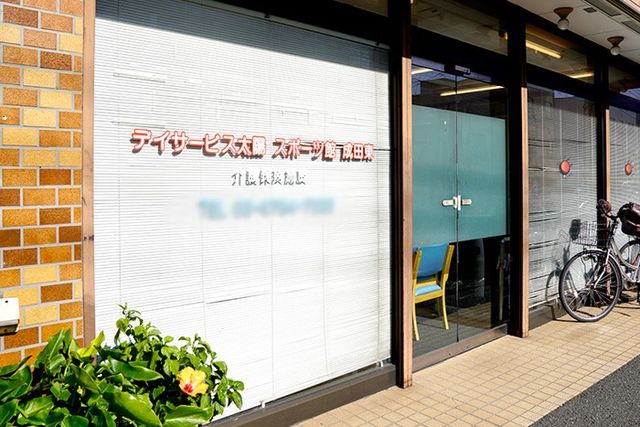 シンプルな入り口 外観 大きな窓から明るい光が差し込むエントランスです。自転車も置けて、便利な立地です。