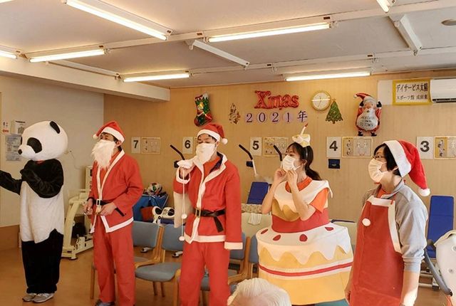 クリスマスイベントの様子 多目的室 各種行事に彩られた多機能スペースで、季節ごとの楽しいひとときを。サンタ姿のスタッフが笑顔で対応します。