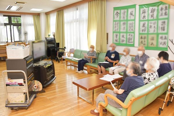 落ち着いた雰囲気のラウンジ