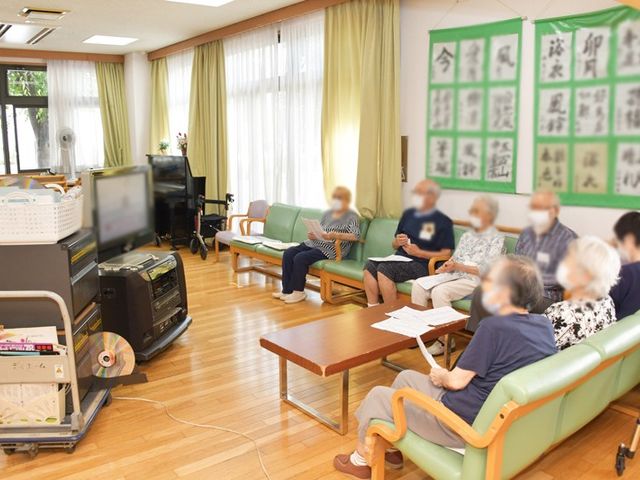 落ち着いた雰囲気のラウンジ ラウンジ 広々とした空間で、利用者の方々がくつろいでいます。自然光が差し込む明るい雰囲気です。