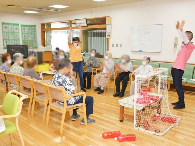 アクティビティ参加者の集まり 多目的室 参加者が一堂に会し、楽しいアクティビティを楽しめる温かい空間です。和やかな交流の場となっています。