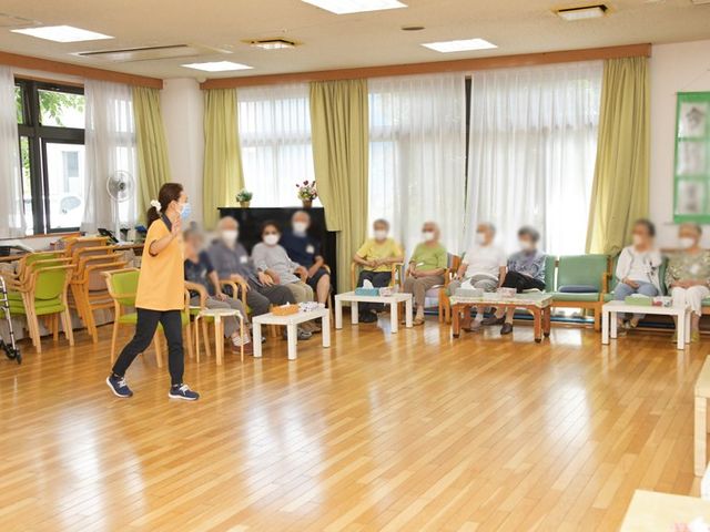 広々としたラウンジ ラウンジ 自然光が降り注ぐ広々とした空間で、多くの人がリラックスしてお過ごしいただけます。