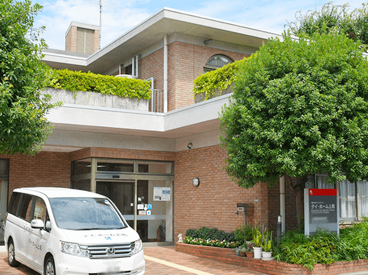 緑豊かな建物外観