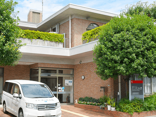 緑豊かな建物外観 外観 緑に囲まれた施設の正面入口です。これからの職場として訪れる価値がありそうです。