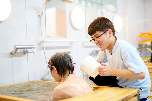 親切な介助の場面