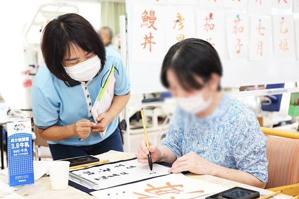 和やかな筆記活動スペース