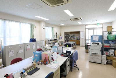 明るいオフィス内観