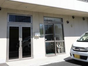 入り口ドアが並ぶ外観
