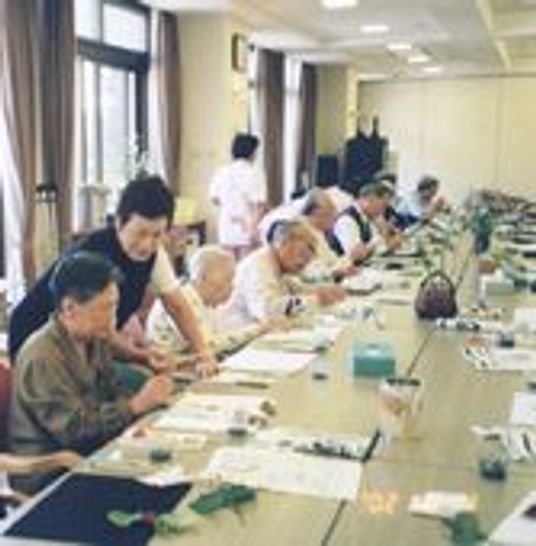 自然光が差し込むラウンジ