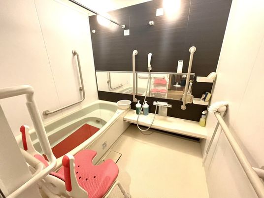 手すり付きの浴室