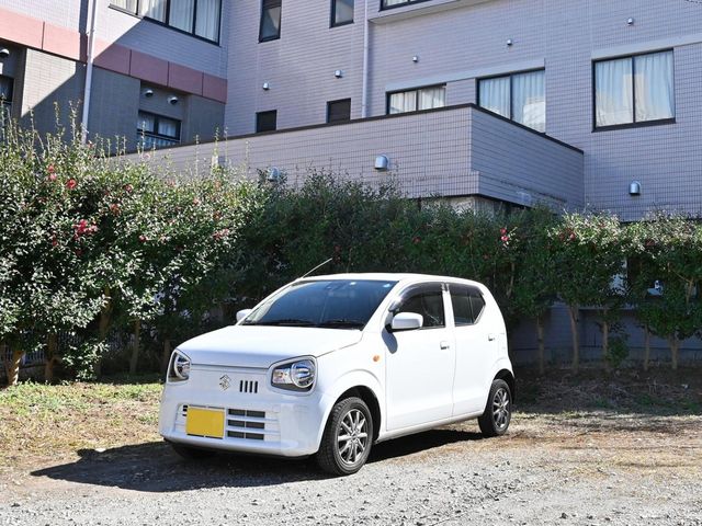 明るい中庭の様子 中庭 広々とした開放感のある中庭です。周囲には植物が植えられ、リラックスした時間を過ごせる空間が広がっています。