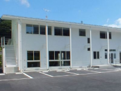 白い建物の外観