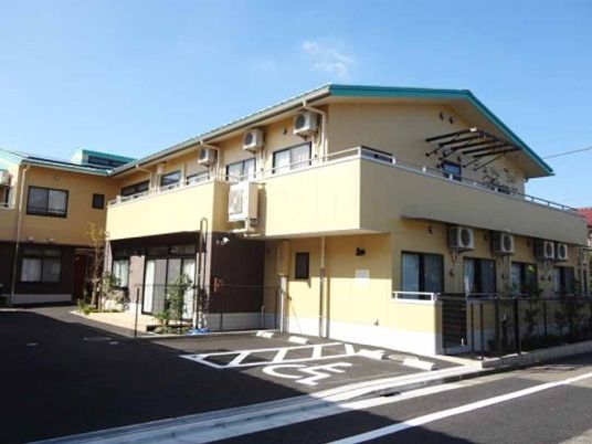 明るい外観の建物