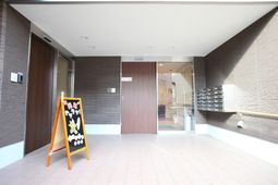 エントランスと案内ボード