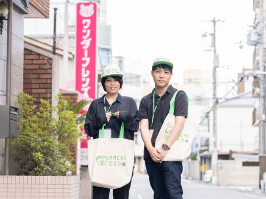 宅配スタッフの屋外集合  