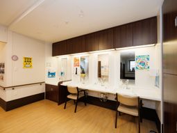 清潔な洗面台と鏡