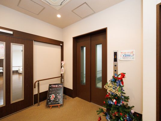 クリスマスツリーのある廊下