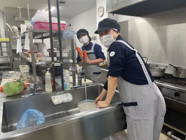 キッチンで働くスタッフ キッチン 清潔なキッチンで、一緒に美味しいお食事を提供する仲間を募集しています。