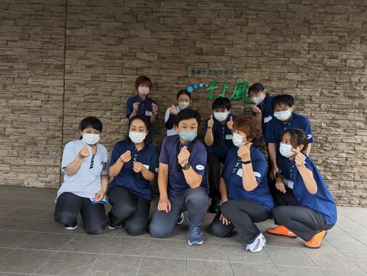 元気なスタッフの集合写真