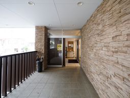 エントランスの壁と扉