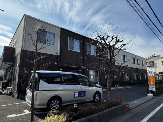建物外観と送迎車  