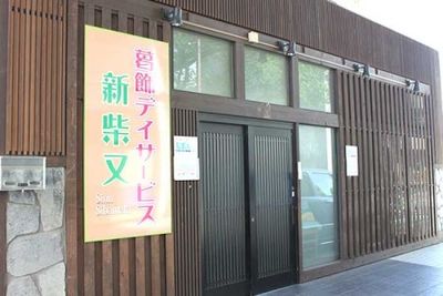 木造の建物のエントランス