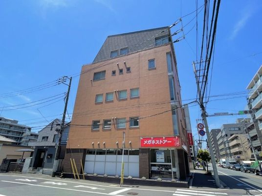 街角に建つ建物外観  