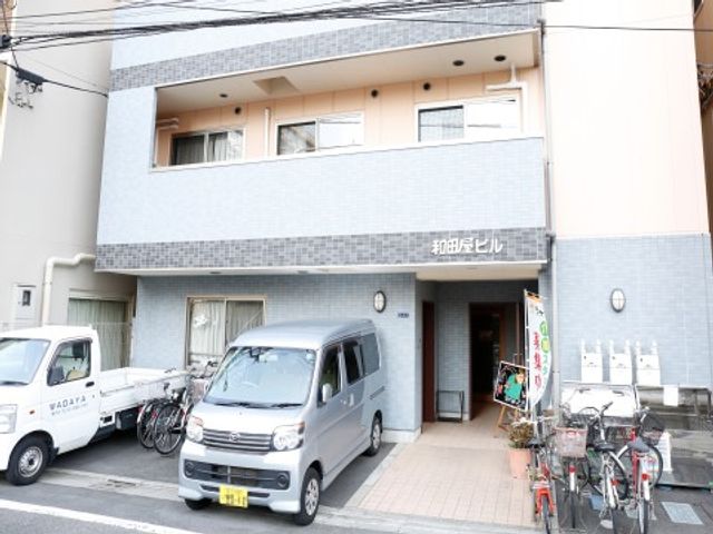 明るい建物のエントランス 外観 入り口は明るく、訪れる人を温かく迎えています。利用者の快適な生活を支える環境が整っており、新たなスタートにふさわしい場所です。