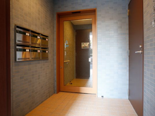 エントランスのガラス扉