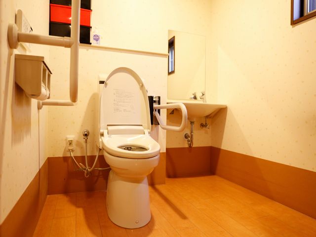 バリアフリー対応トイレ トイレ 手すり完備で安心なトイレ空間です。手洗い台も併設され、日々の快適さをサポートします。