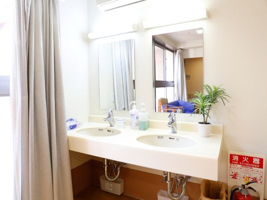 洗面台と鏡の光景