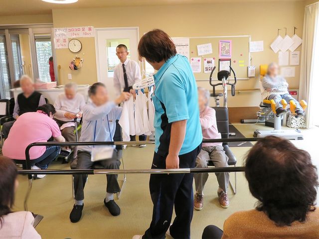 広々とした機能訓練室 機能訓練室 親切なスタッフが丁寧にサポートしており、リラックスしながら訓練ができます。明るい日差しも差し込んでいます。
