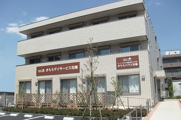 緑豊かな建物の外観