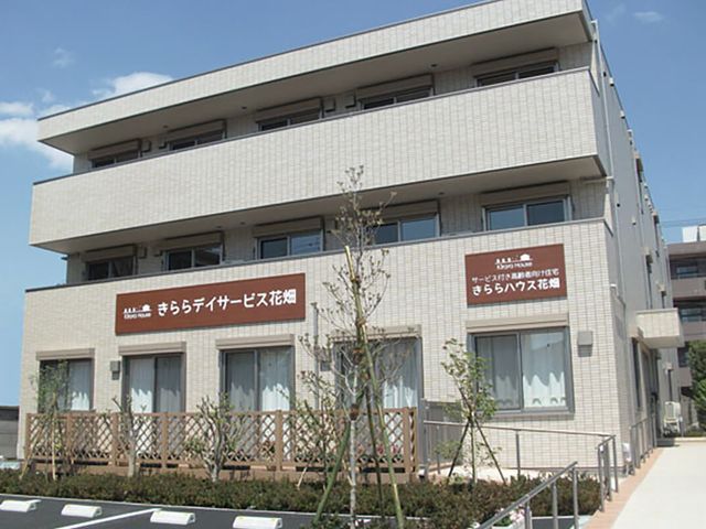 緑豊かな建物の外観 外観 緑に囲まれた魅力的な建物です。明るい職場環境で、心地よい空間が広がっています。