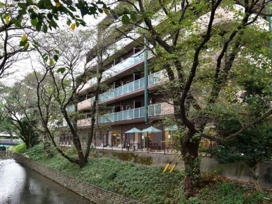 自然に囲まれた建物外観