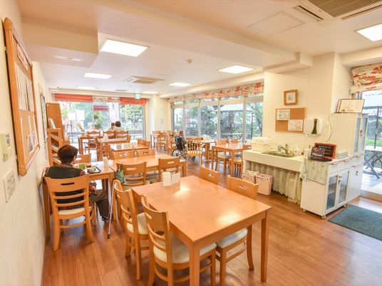 明るい食堂の風景