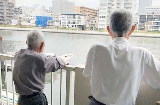 川沿いのデッキ