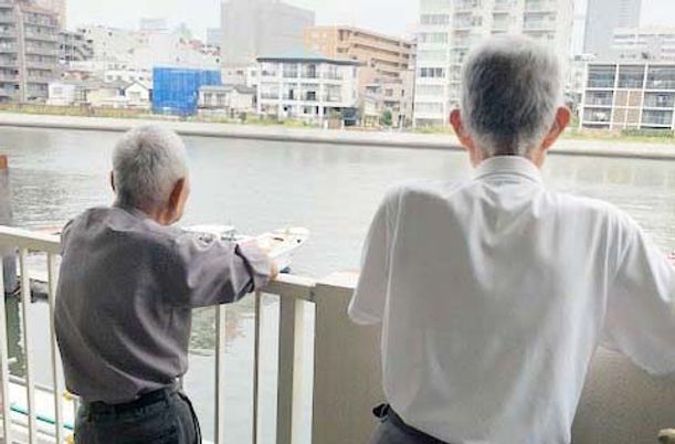 川沿いのデッキ