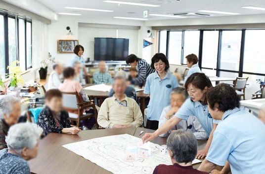 明るい室内の談話スペース