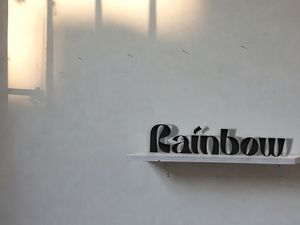 ロゴのある壁面の廊下  