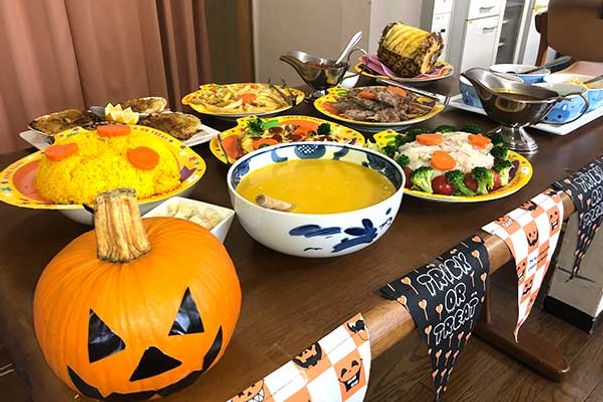豊かな料理が並ぶテーブル