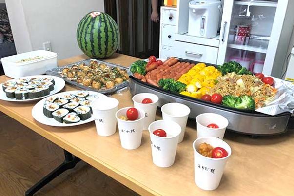 色とりどりの料理が並ぶテーブル