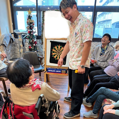 レクリエーションの様子が見える多目的室  