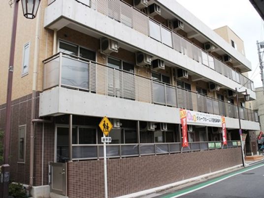 多階層の建物外観