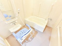バリアフリー設計の浴室